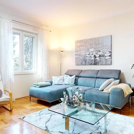 Stella- Near Center And Bacvice