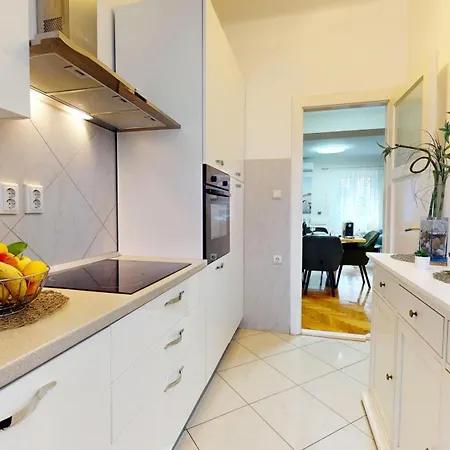 Stella- Near Center And Bacvice Apartment