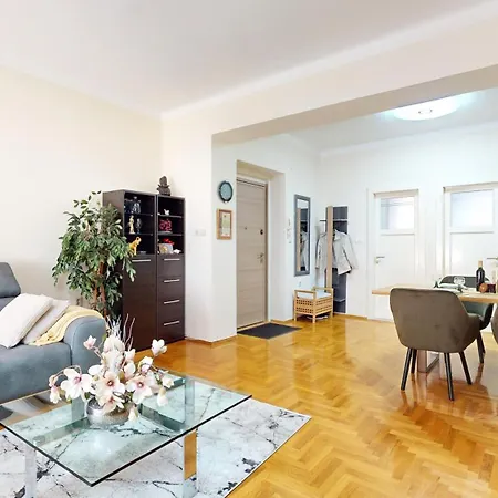 Daire Stella- Near Center And Bacvice Split