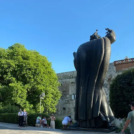 Daire Stella- Near Center And Bacvice Split